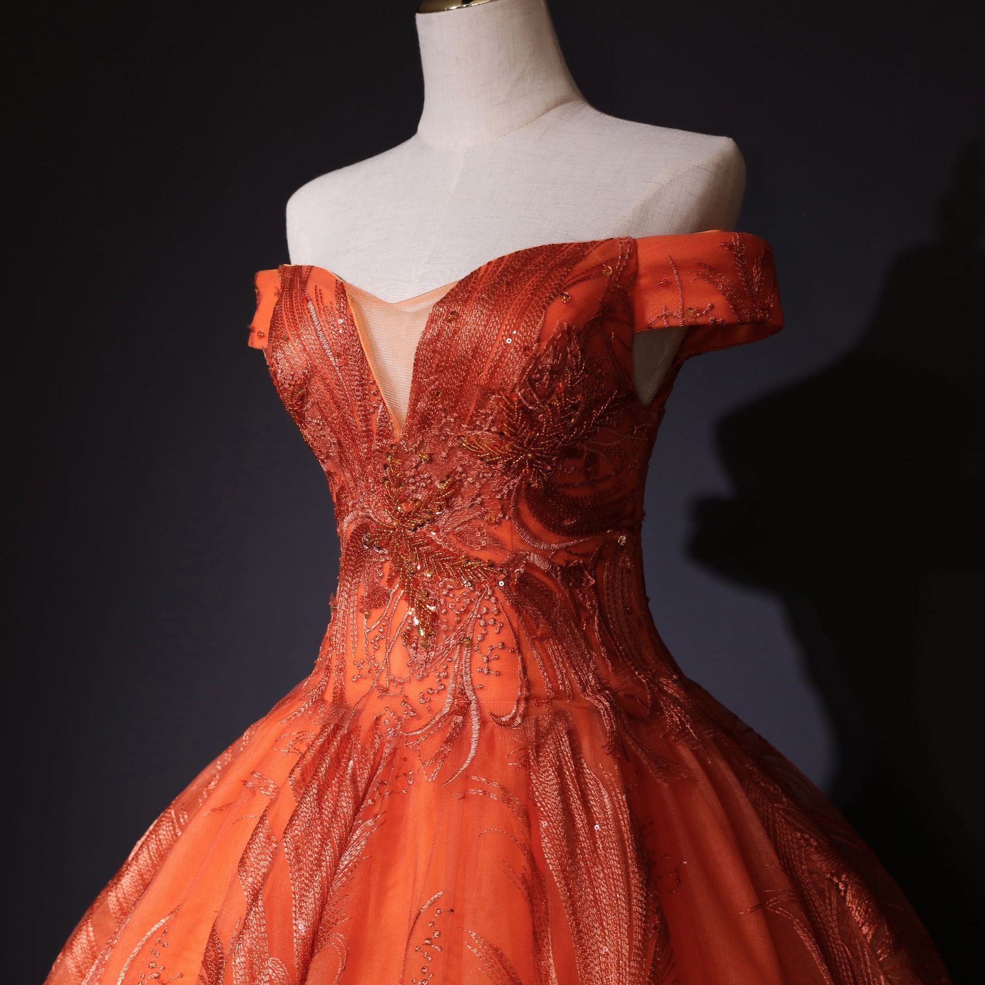 Damenbekleidung Farbiges Garn 2024 Braut Solo Kunst Prüfung Bühnenauftritt Puffrock Eine Schulter Schlankes Bankettkleid Versorgung_voghion.com