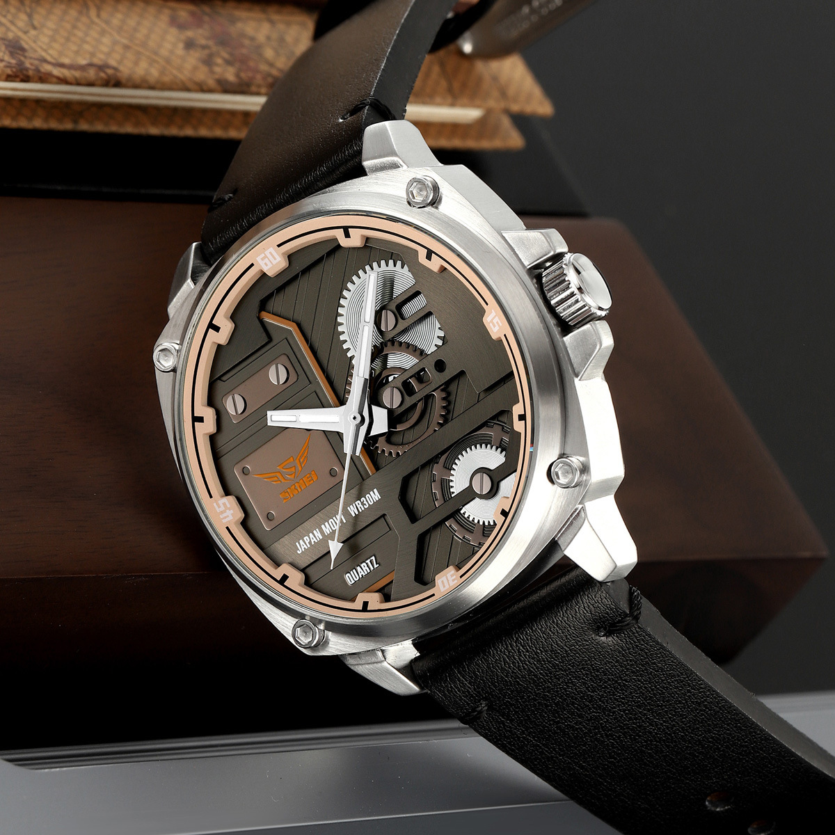 Momento de la belleza de los hombres viento mecánico reloj de cuarzo cinturón retro impermeable nocturna tendencia relojes de pulsera mayorista transfronterizo spot