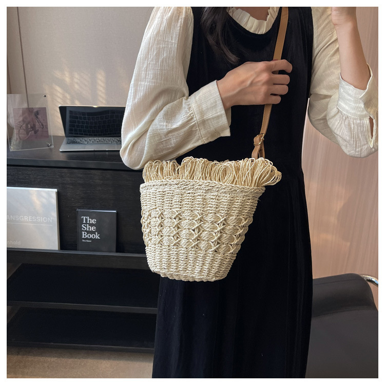 Women's Medium Straw Solid Color Vacation Beach Weave String Straw Bag display picture 11