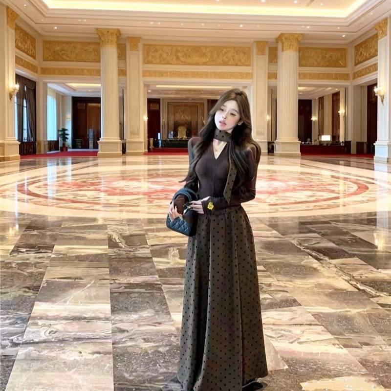 Elegant Hepburn-style French retro slim-fit long-sleeve mature outfit with polka dot midi skirt two-piece dress