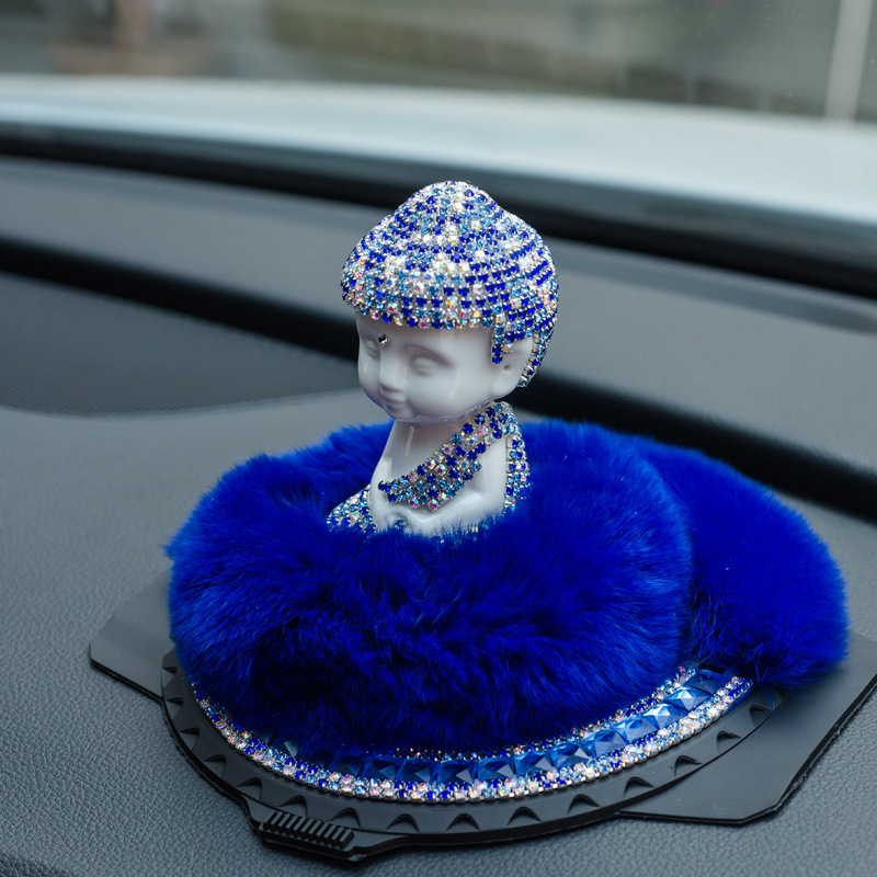 Juego de adornos de perfume de coche de Buda de piel de conejo Rex Perfume de coche con incrustaciones de diamantes Estatua de Buda Suministros de coche Estera antideslizante