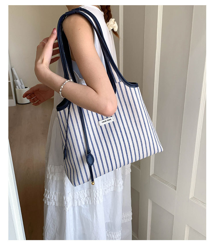 2025 Casual Commuter Tote bag, women's niche striped simple and fashionable hand-held shoulder bag, large-capacity underarm bag undefined
