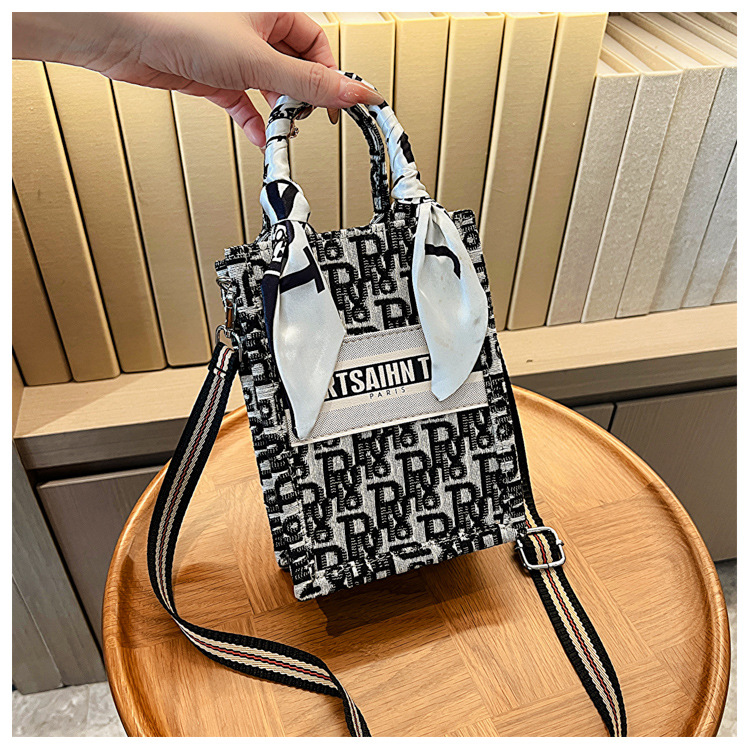 Bolso de tela transfronterizo para mujer 2025: moda de tendencia, gran capacidad, bolso de hombro de alta gama, versátil y a la última.