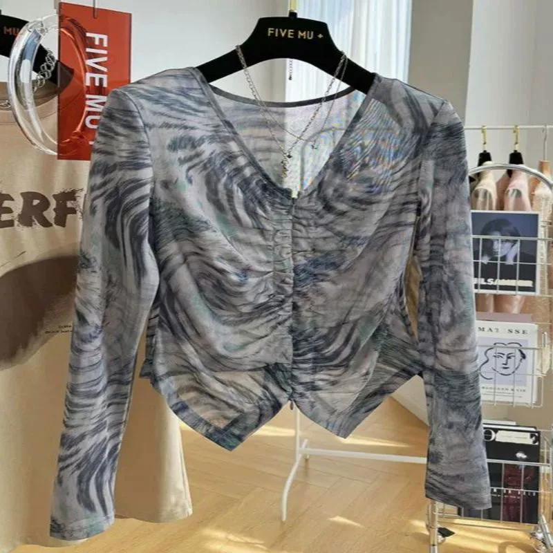 Печатная сетка с тонким V-образным V-образным вырезом нижняя рубашка женская весенняя и осенняя корейская версия слегка прозрачная сексуальная солнцезащитная одежда с длинными рукавами