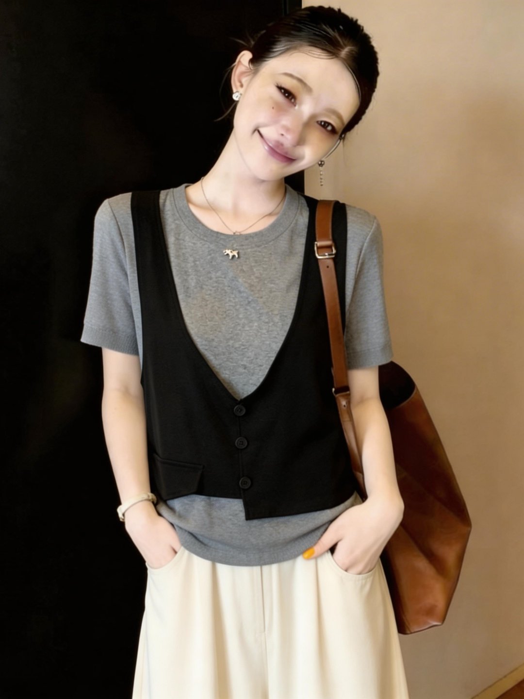 Áo thun nữ tay ngắn phối giả hai lớp cổ tròn, dáng suông thanh lịch — màu đen