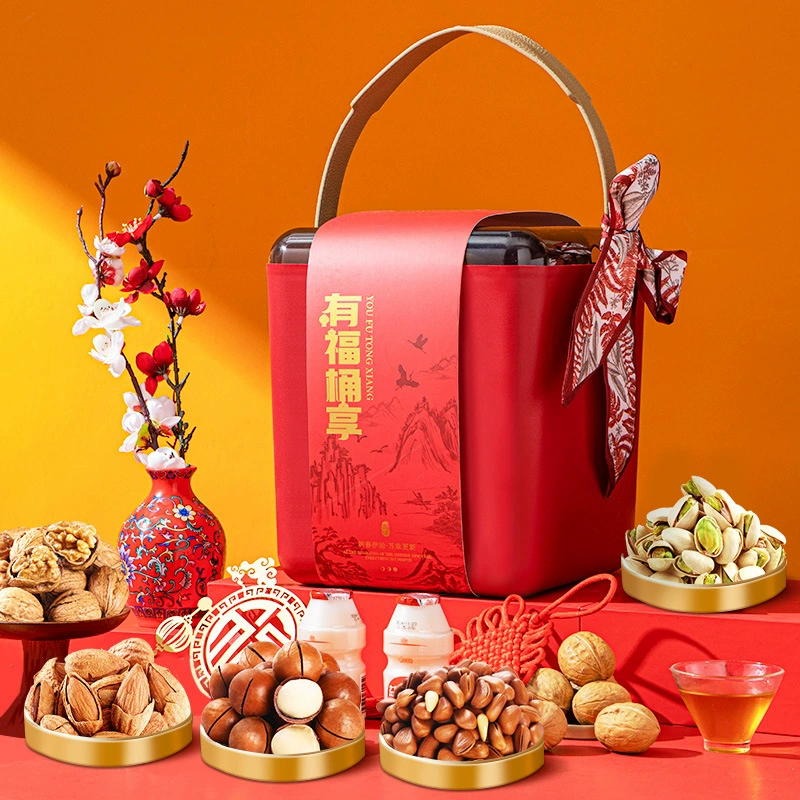 Оптовая продажа подарочных наборов орехов: новогодние закуски из жареных семян и орехов, подарочная упаковка, новогодний подарок для визитов к родственникам, грецкие орехи