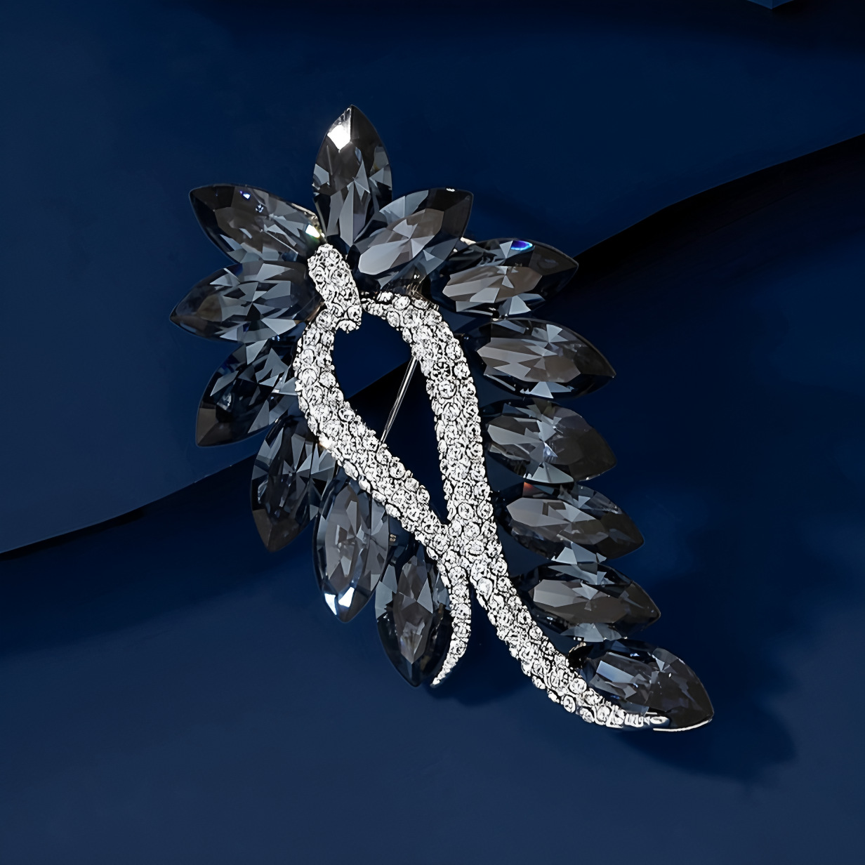 Elegant high-end sophisticated brooch