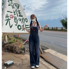 新型デニムの高級バックパンツの女性はやせています。