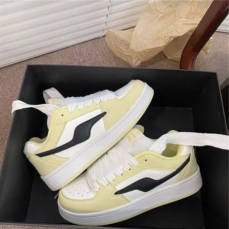 Zapatos de pan a juego de color amarillo claro estilo de Hong Kong para mujer Ins Tide 2025 primavera y otoño nuevos zapatos casuales de todo fósforo zapatillas deportivas para estudiantes