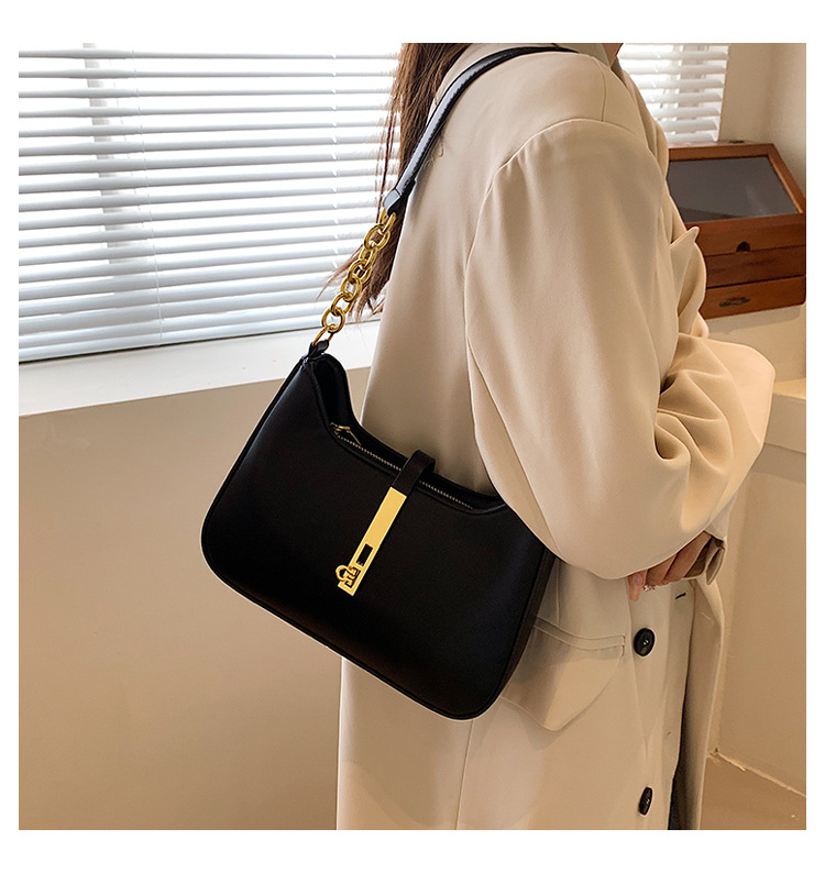 Women's All Seasons Pu Leather Solid Color Streetwear Square Lock Clasp Underarm Bag display picture 3