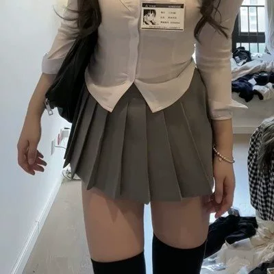 Single -shaped deep gray pleated skirt