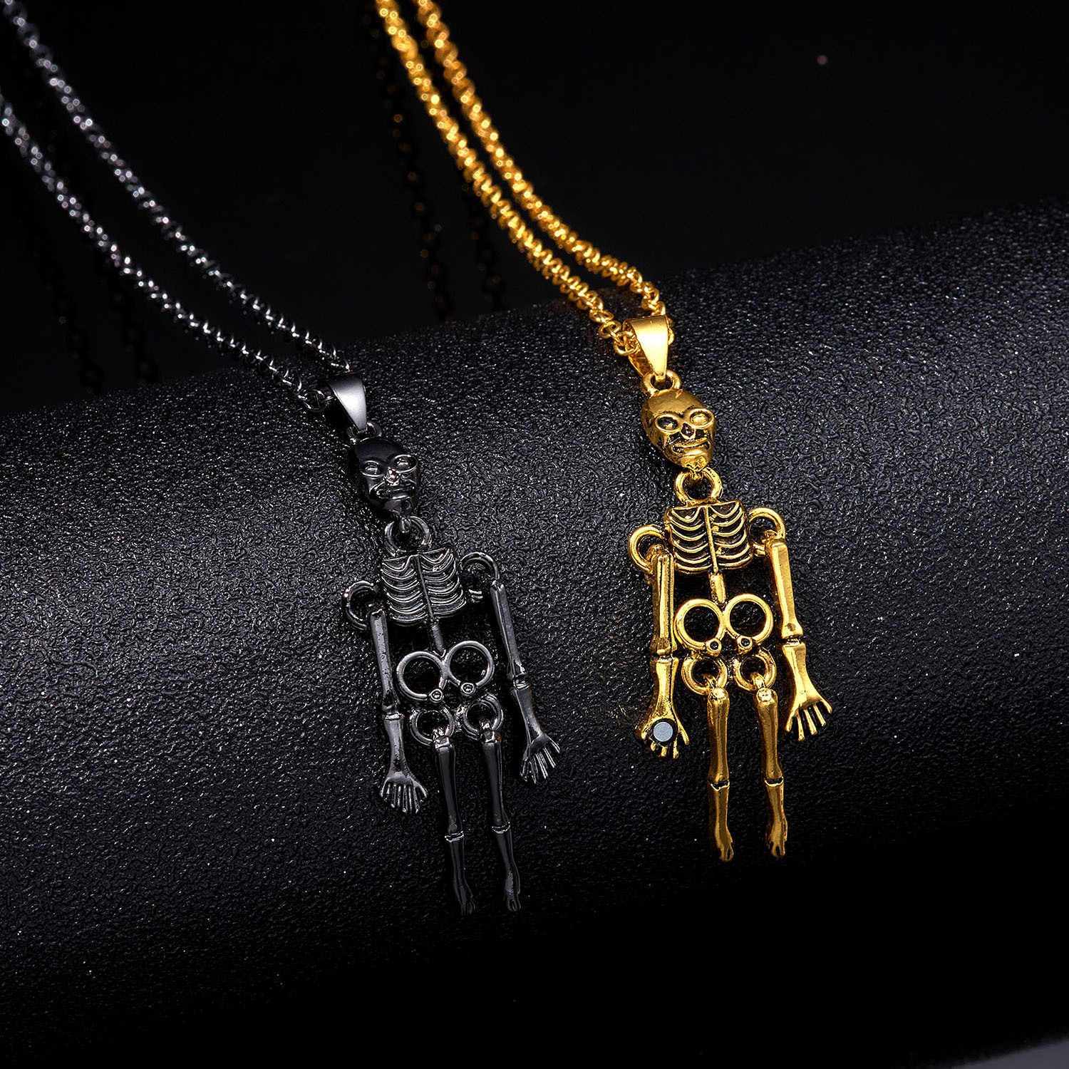 Collana con ciondolo di coppia in stile dark per Halloween, con teschio umano e fantasma che tiene la mano_voghion.com