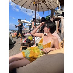 純欲復古リゾート風サスペンダースカート子供夏新作vネック不規則循環衝突色プリントワンピース