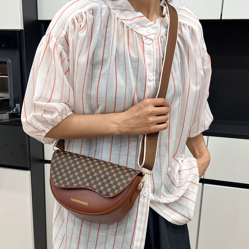 2025 New Popular Retro Versatile Crossbody Fashionable Leopard Print Shoulder Underarm Saddle Textured Small Bag For_voghion.com