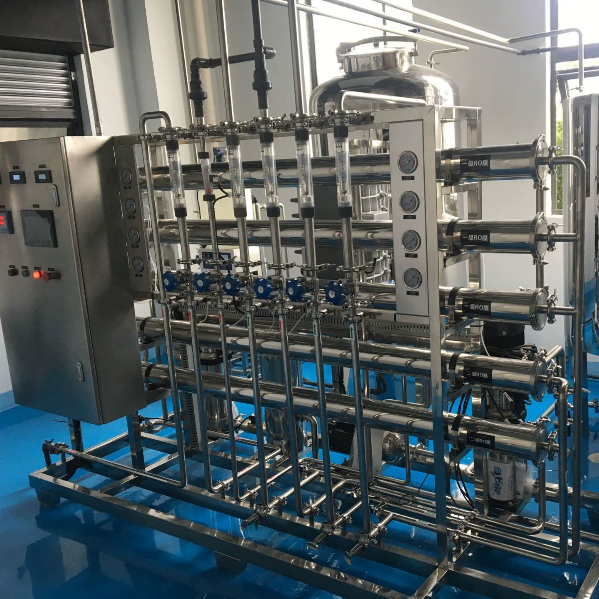 Производители поставляют оборудование для очистки воды на 1 тонну, оборудование для фармацевтической очистки воды, оборудование для очистки воды GMP, полностью автоматическое оборудование.