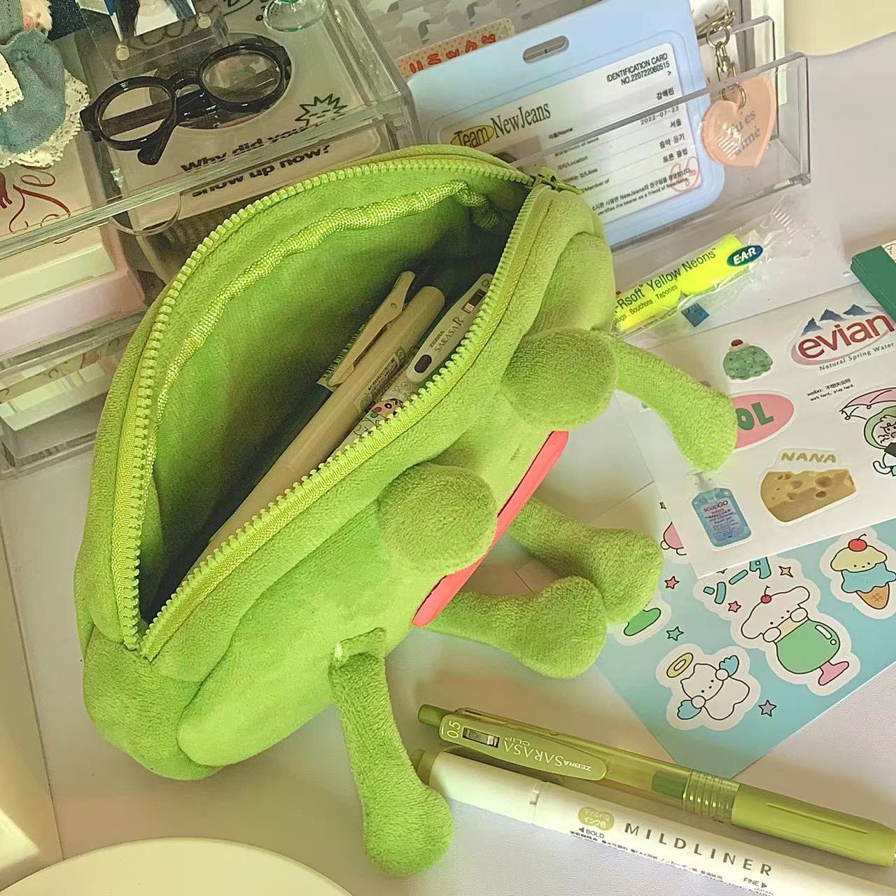 Frog Pv Velvet Class Learning Cartoon Style Funny Pencil Case display picture 3