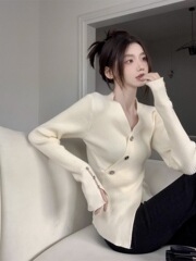 法式v领毛衣女秋季设计感小众高级修身纯欲风内搭针织休闲打底衫