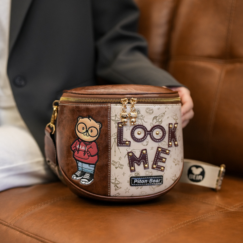 2026 nuevo nicho de diseño sensación de oso bolso de color contraste bolso de teléfono móvil ancho cinturón de hombro bolso de hombro de hombro bolso de silla de mujer