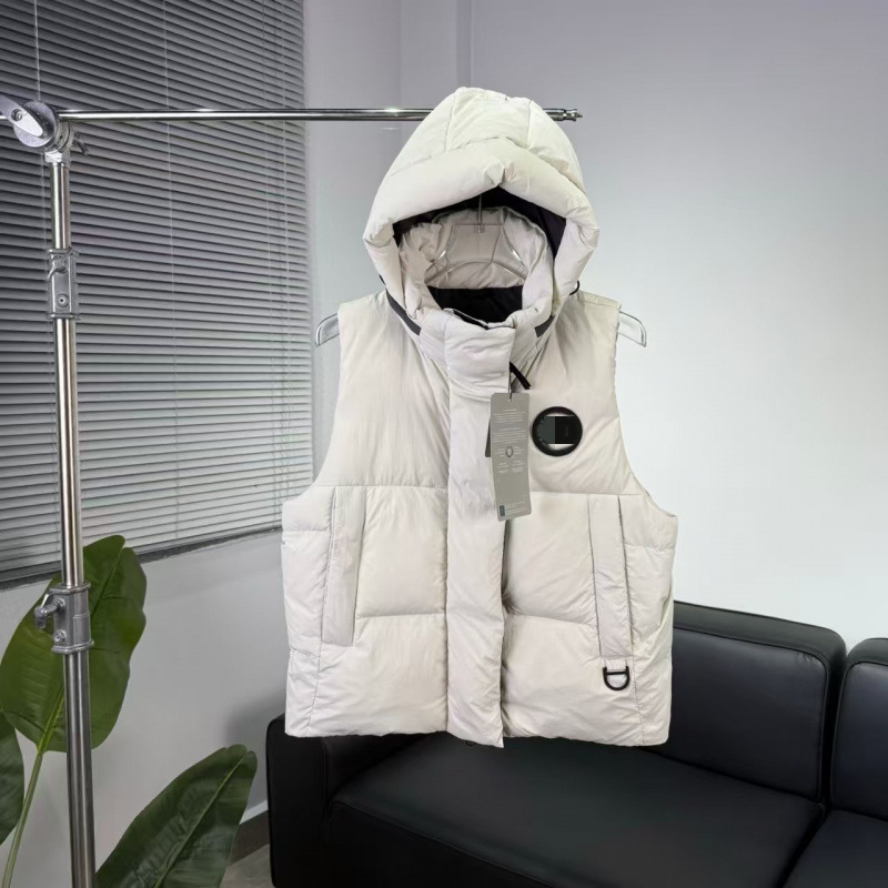 New Ouyang Nana First-Generation Black Label Junction Short Canada Goose down Vest for Men, Same High-End Style as in Canada New Ouyang Nana First-Generation Black Label Junction Short Canada Goose down Vest for Men, Same High-End Style as in Canada