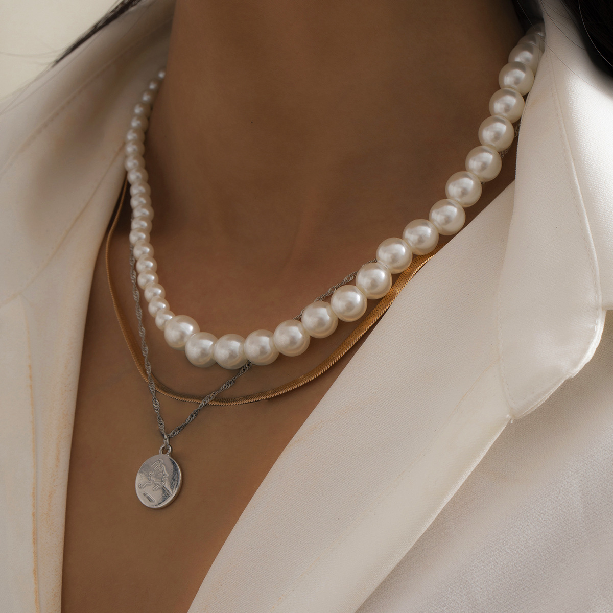 Collar De Perlas Con Colgante Redondo En Relieve Geométrico display picture 2