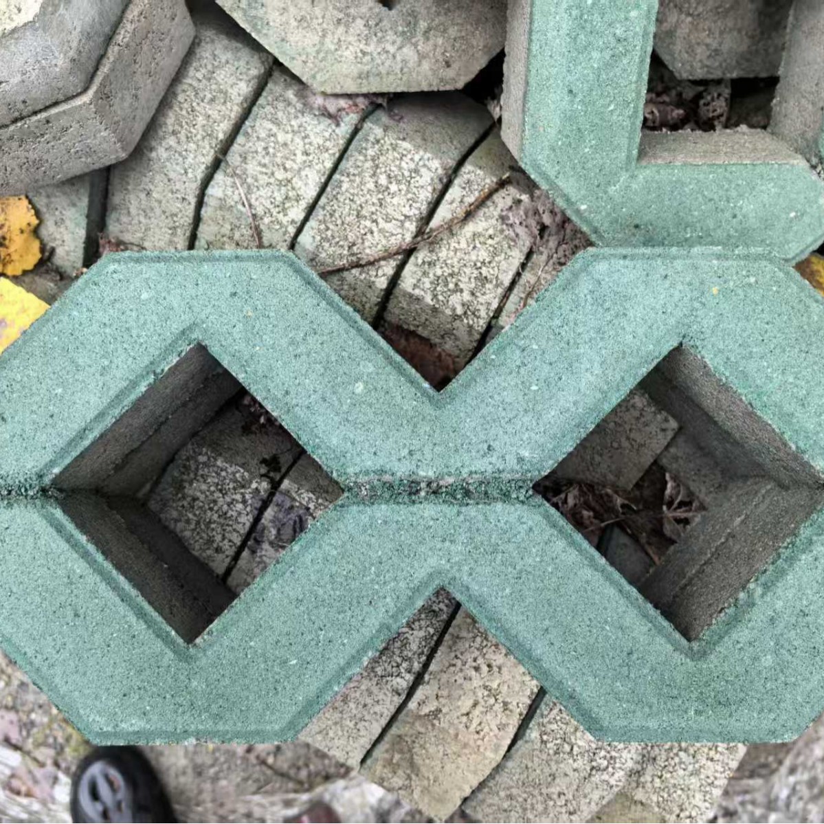 八字型植草砖透水砖混凝土水泥人行道草坪砖 彩色道路空心草坪砖