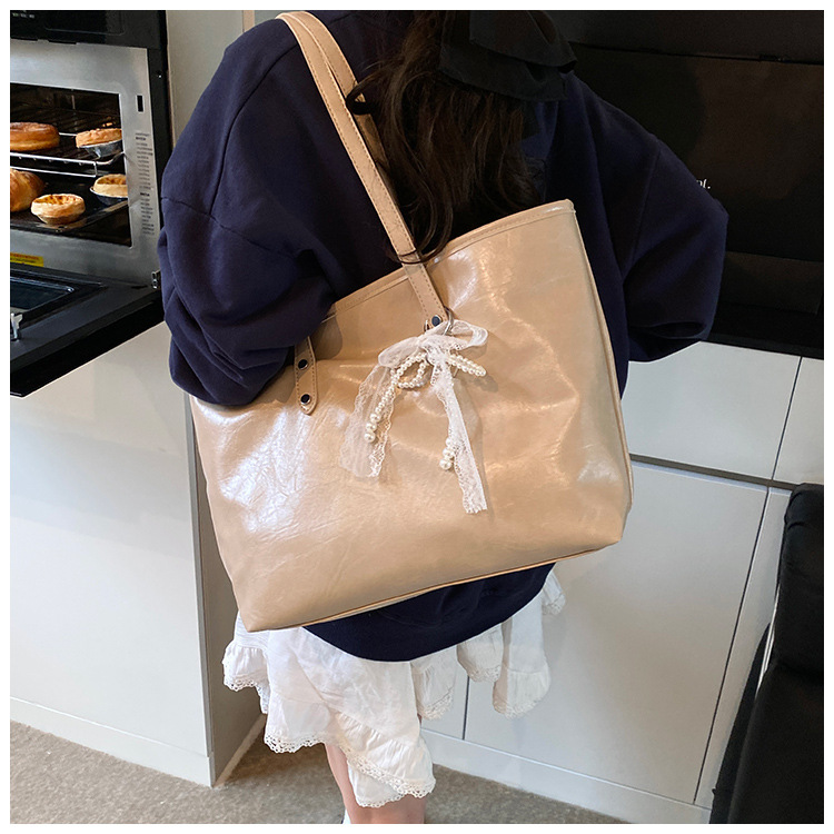 The 2025 summer new stylish and simple tote bag is a casual and trendy large-capacity tote bag with a niche design for women undefined