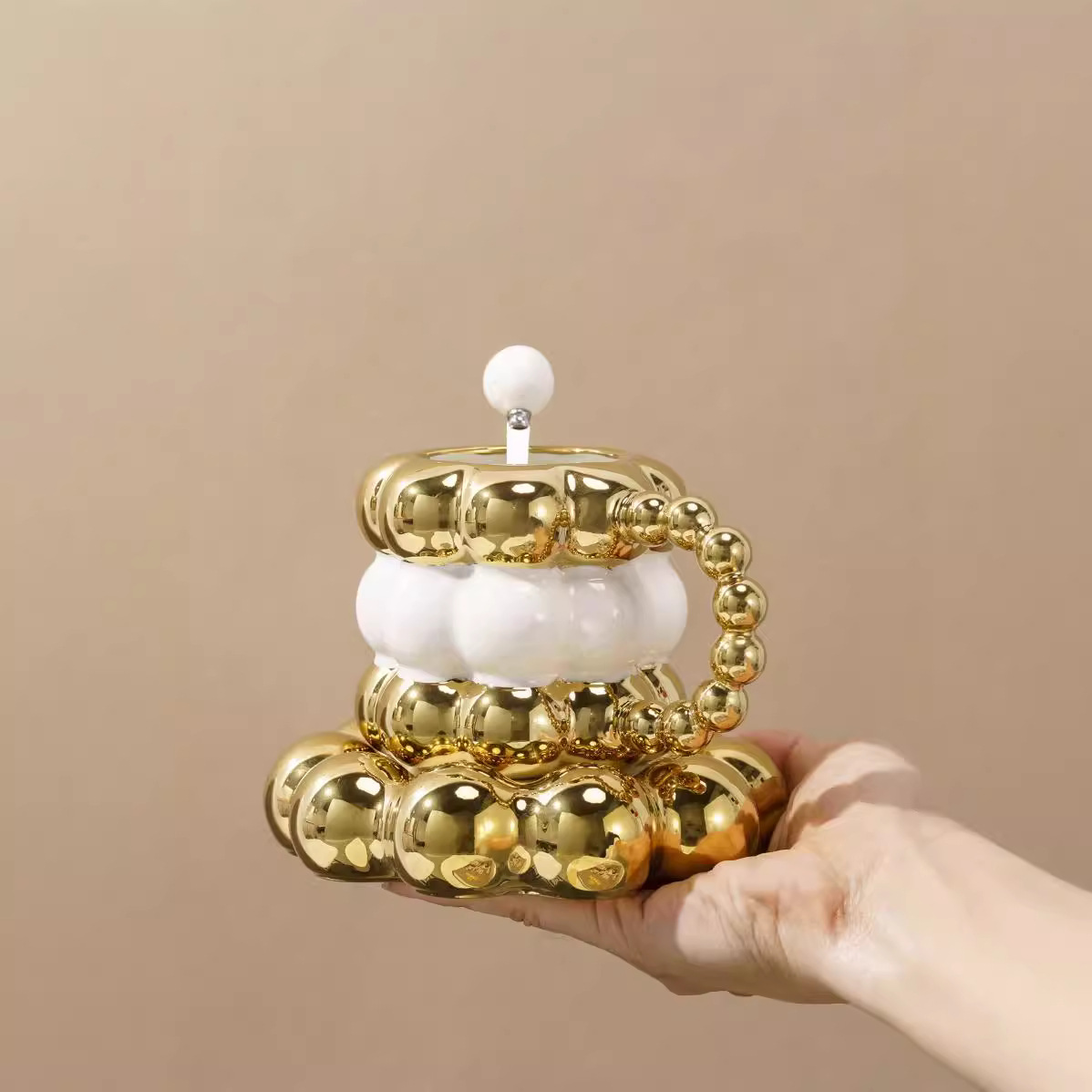 Lujo ligero creativo de alto valor de visualización taza de plato taza de marca de comercio exterior chapeado en oro con cuentas de cerámica taza de café taza de menú de la tarde
