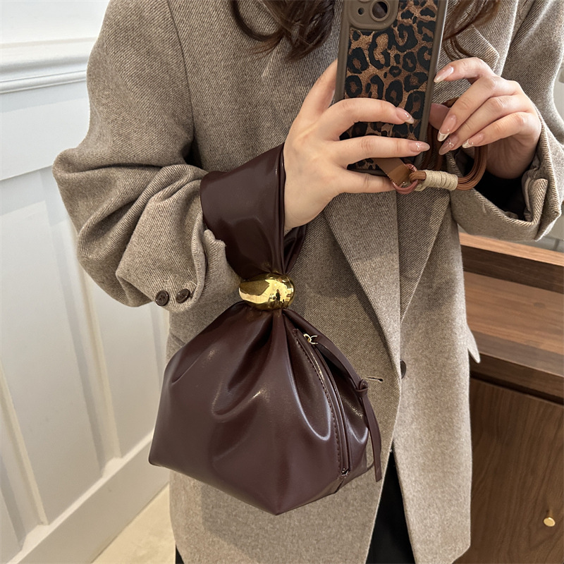 Otoño y invierno 2024 nuevo diseño retrógrado de nicho simple bolso de personalidad de estilo extranjero bolso de cubo de belleza de mujer