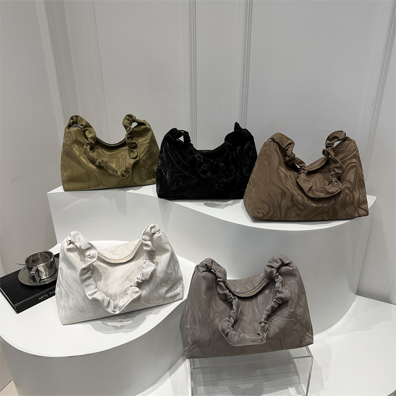 Bolso de axila plisado de moda coreana bolso femenino 2025 primavera nuevo bolso de almohada simple nuevo bolso de mensajero de hombro chino