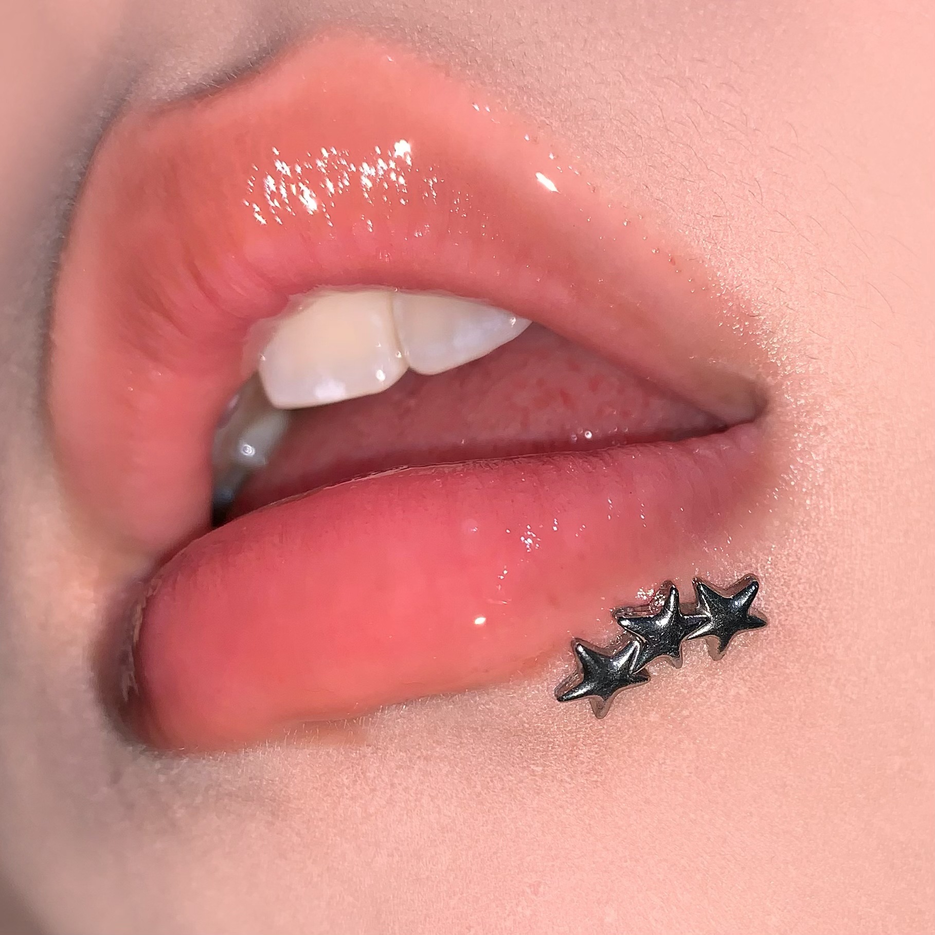16G labret stud size and finish detail