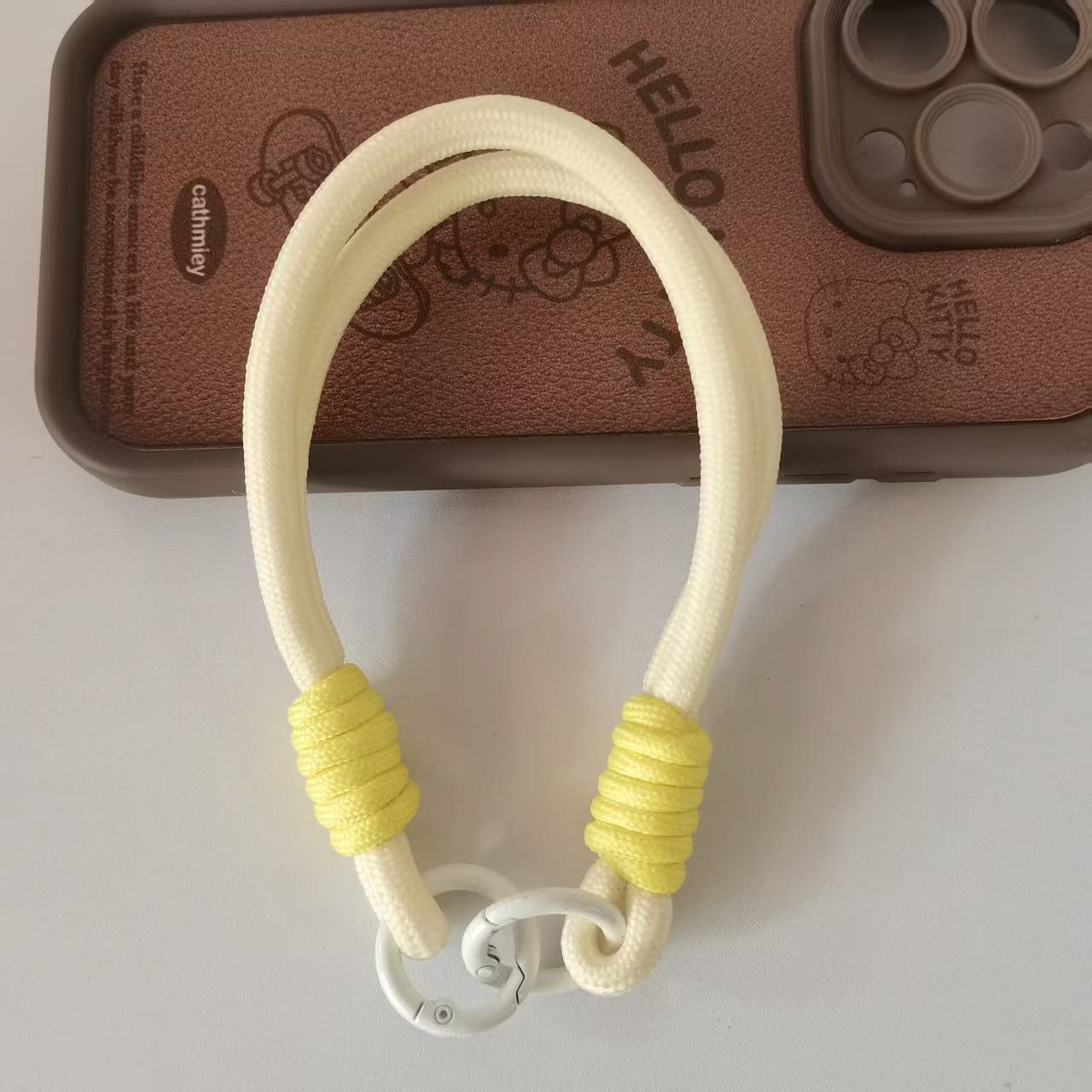 흰색과 노란색 팔찌