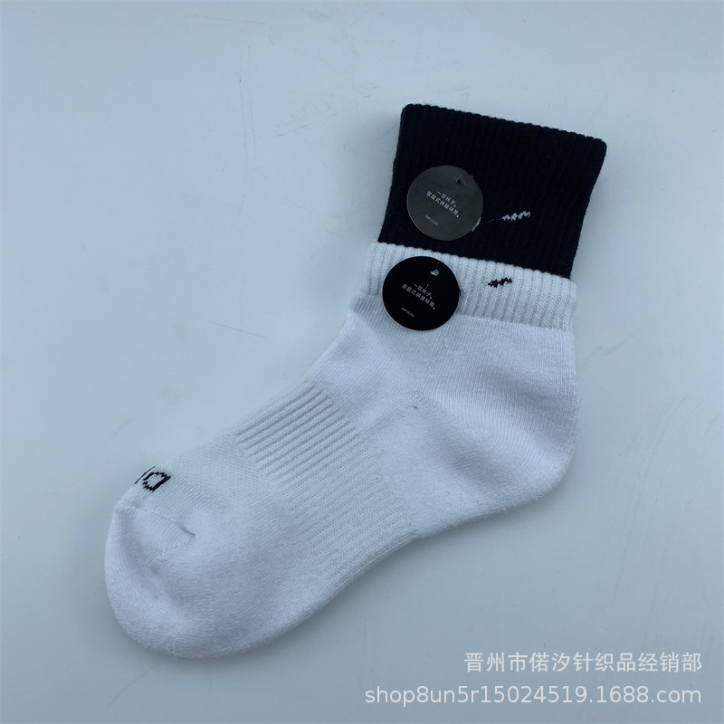 2023新品の偽の2つのつなぎ合わせのスポーツの靴下の中で筒の高い筒の男女の同項のマカロンカラーの厚いタオルの底