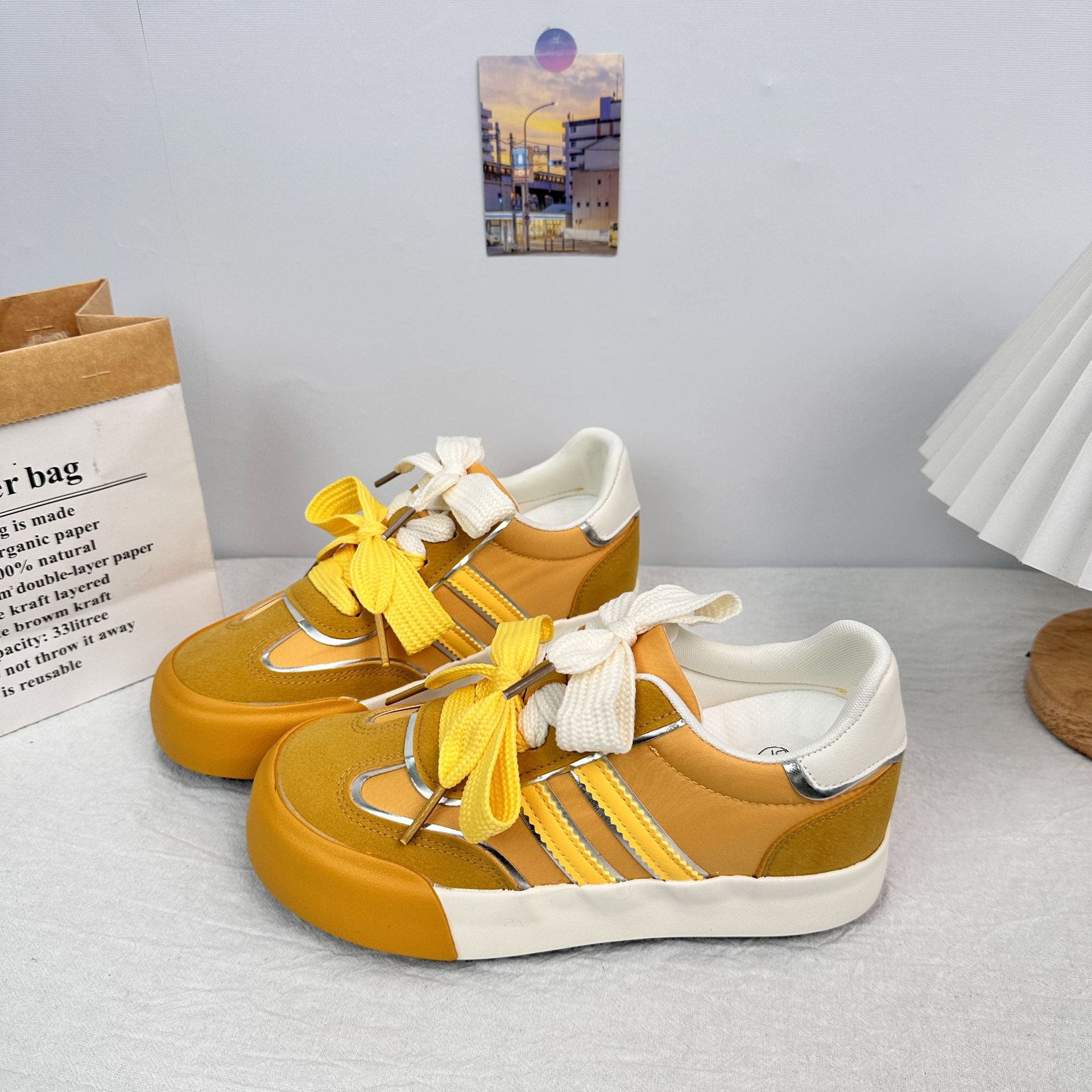 6642 estilo coreano estilo caliente zapatos de entrenamiento alemán nuevos zapatos de mujer 2025 primavera y otoño zapatos de punta redonda de todo fósforo plantillas de látex zapatos blancos