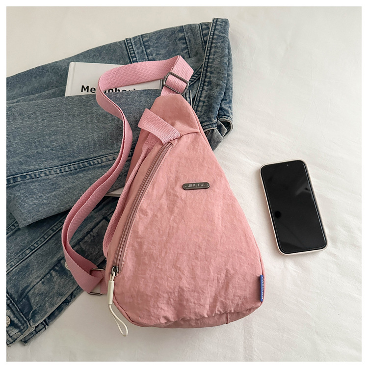 The new large-capacity, fashionable and versatile Korean casual chest bag for autumn and winter, as well as the simple travel canvas bag, are selling well among women undefined