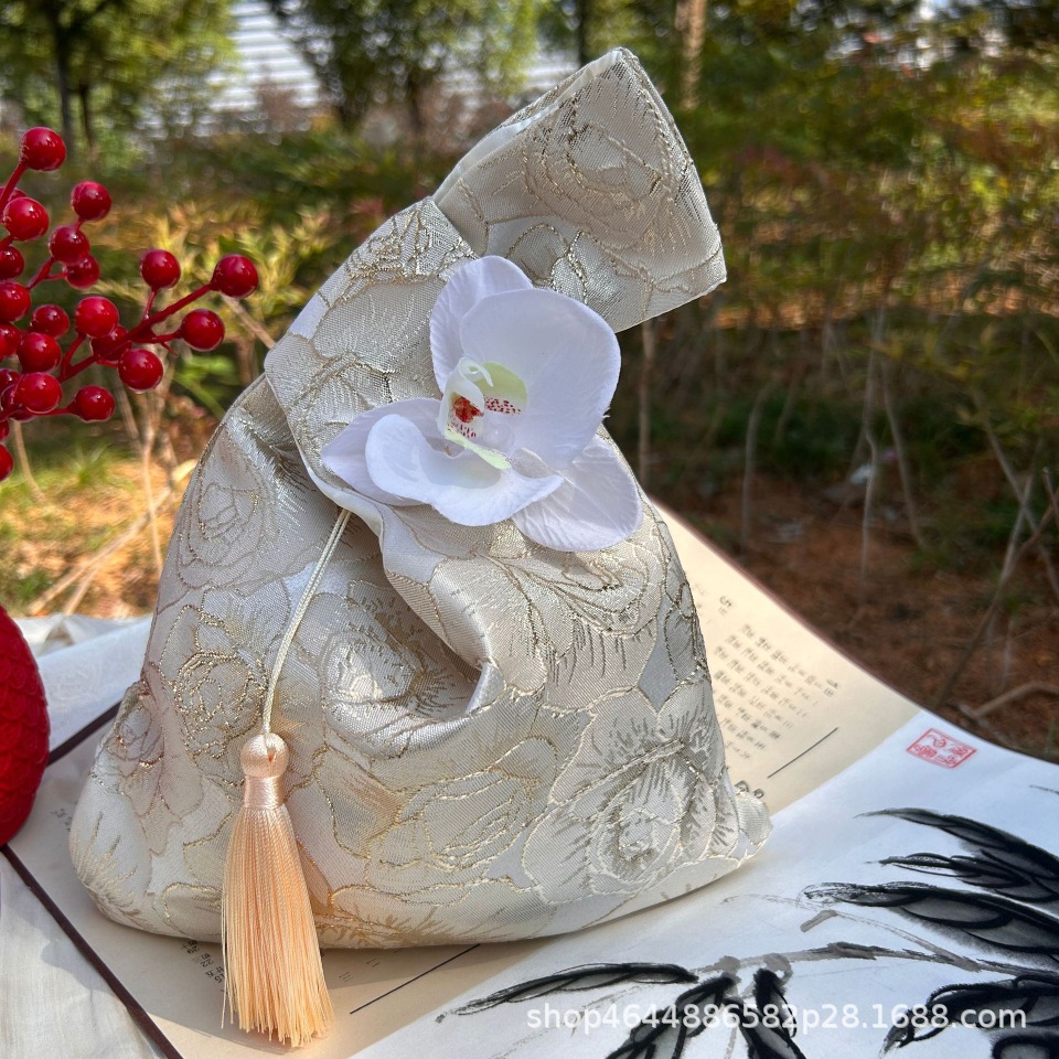 Champagne wrist bag with flowers