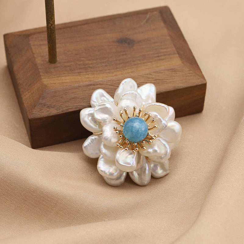 Broche de perlas naturales con borlas de bambú marino y flores, moda de alta gama, redondo y exquisito, broche de perlas estilo Chanel de alta calidad para mujer.