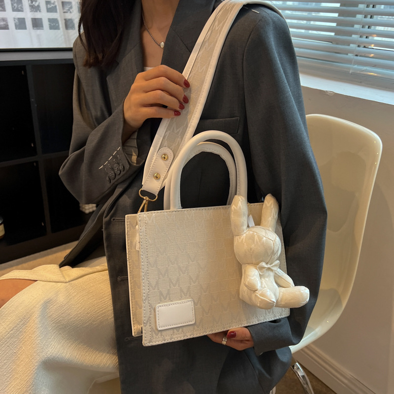 爆款字母包包女2023新款潮时尚手提托特包可爱兔子单肩斜 挎大包