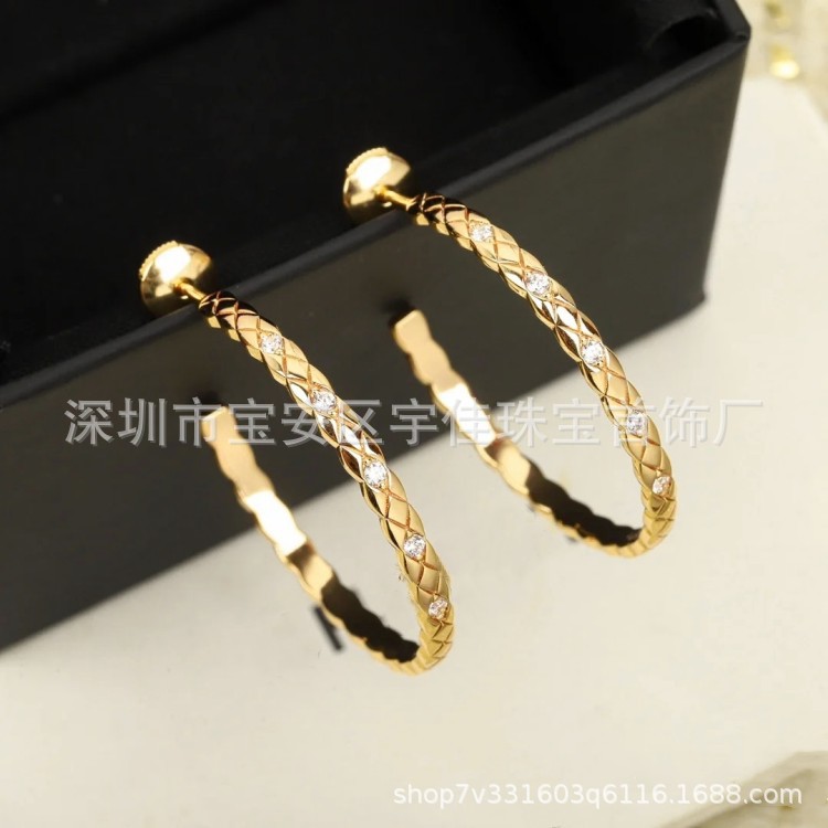 シャネル風菱形イヤリング、925スターリングシルバーに18Kゴールドメッキ、菱形模様のイヤリング、ファッショナブルで高級感のあるイヤリング、メーカー直販。