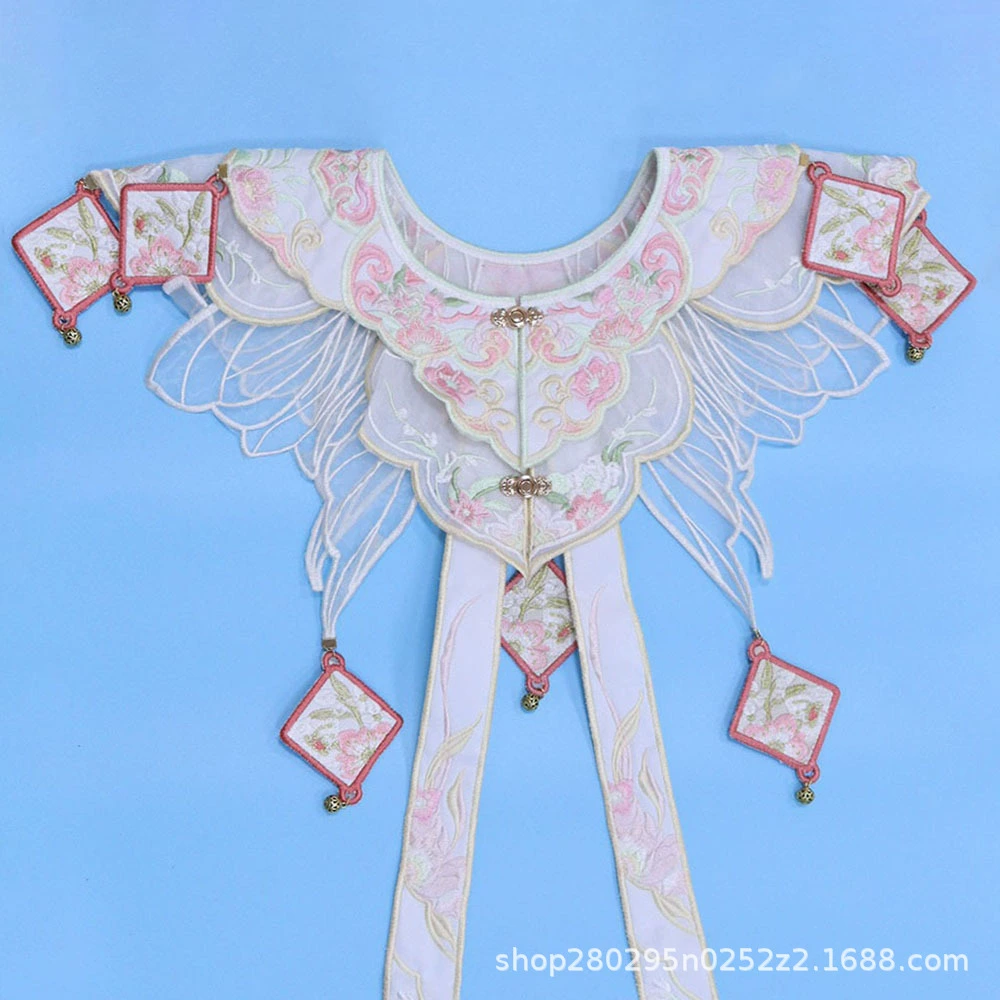 Свежая весенняя вышитая облачная бретелька