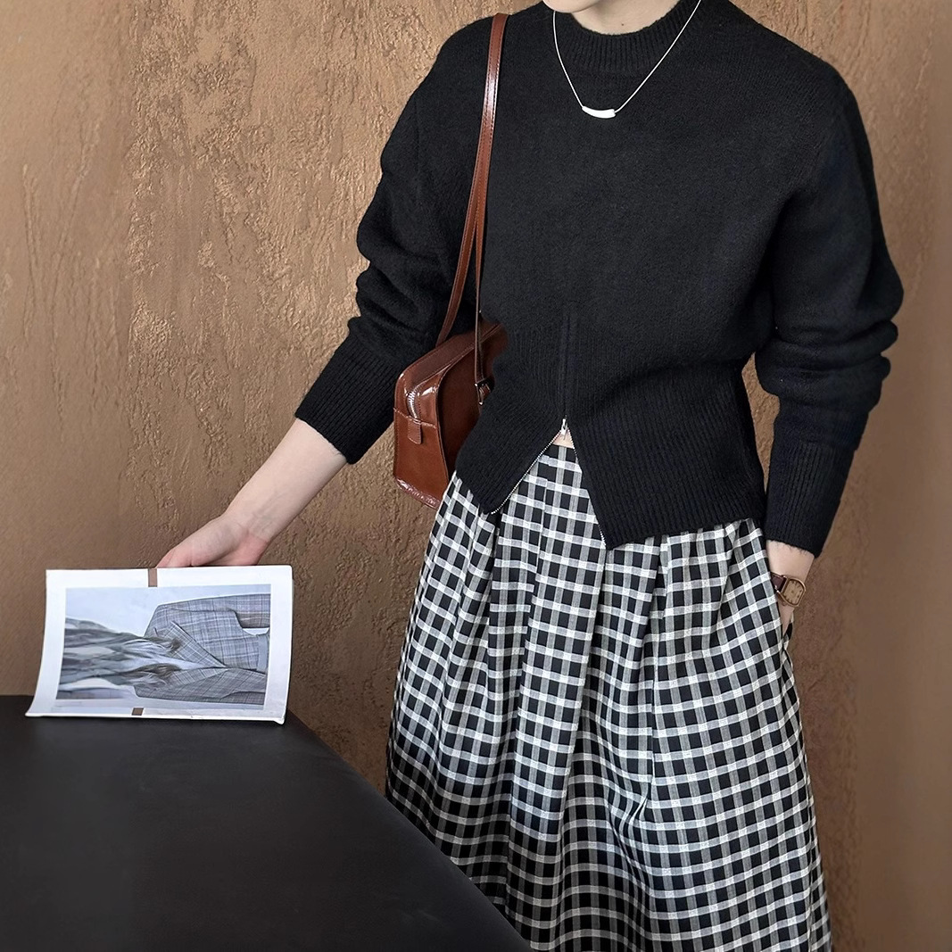 Design sweater with zipper with a round collar
