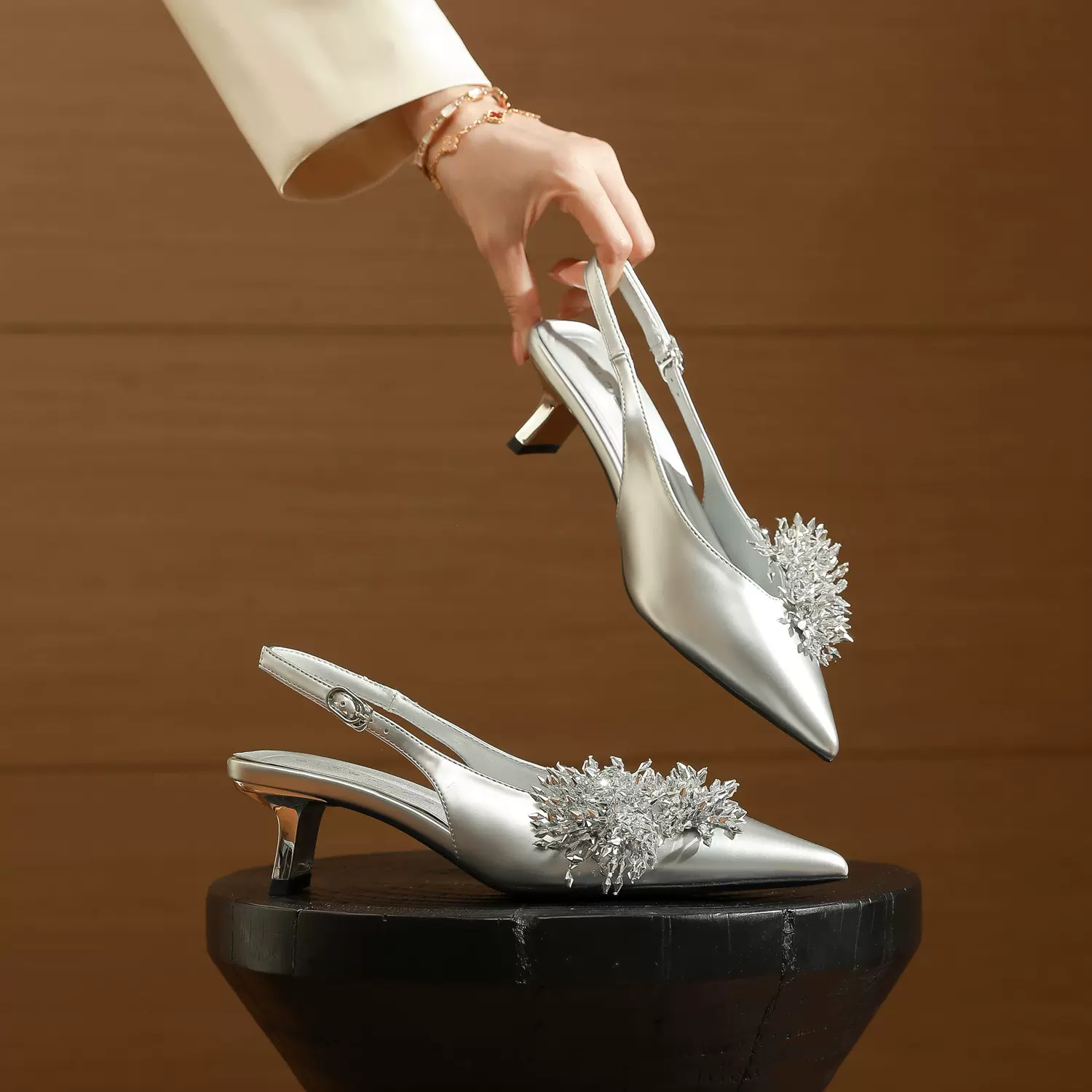 59003 高跟拖鞋女粗跟2025年夏季新款包头半拖鞋水钻尖头浅口单鞋