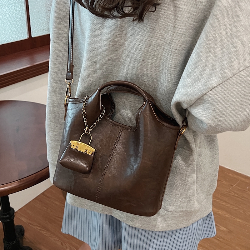 demi-season design shoulder bag