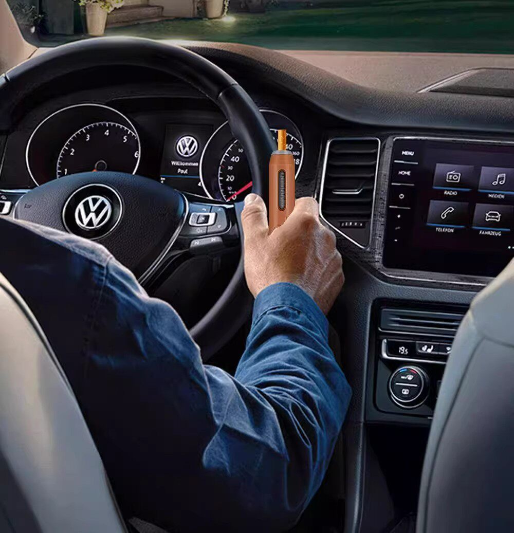 New three-in-one mini ashtray for cars, no ash spillage, a great item for lazy people, plastic gift, portable cigarette holder