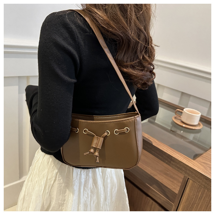 The new autumn/winter 2024 collection of women's bags features a retro and simple Korean-style underarm bag. This year, hand-held bags are in vogue, exuding a sense of sophistication undefined