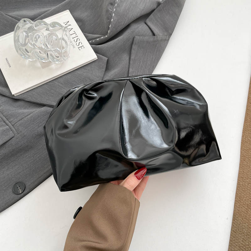 2025 bolsas de nubes plegadas de alta calidad bolsas de bolsas de bolsas de brazo nuevas bolsas de bolsas de moda casuales de hombro de mano de mujer