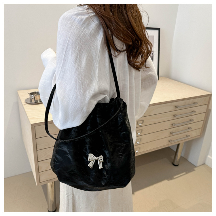 Large-capacity, elegant commuter tote bag, bow single-shoulder bag, distinctive pleated crossbody bag, 2024 new style bag trend undefined