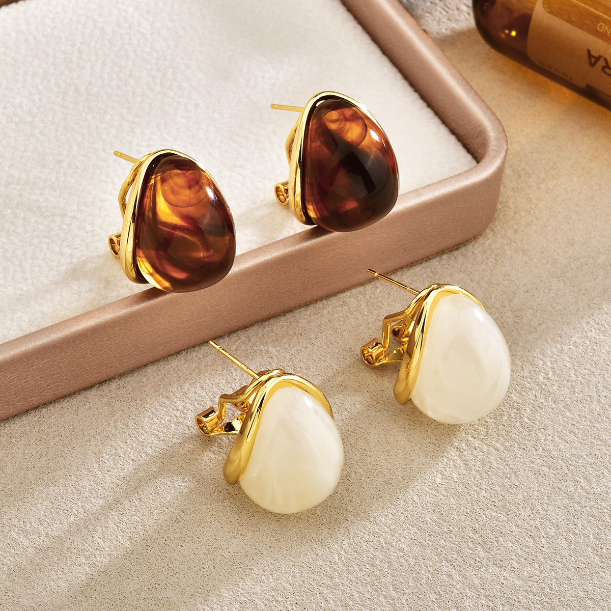 French retro coffee-colored water drop resin ear clips, high-end atmosphere commuter earrings, elegant and simple light luxury ear accessories
