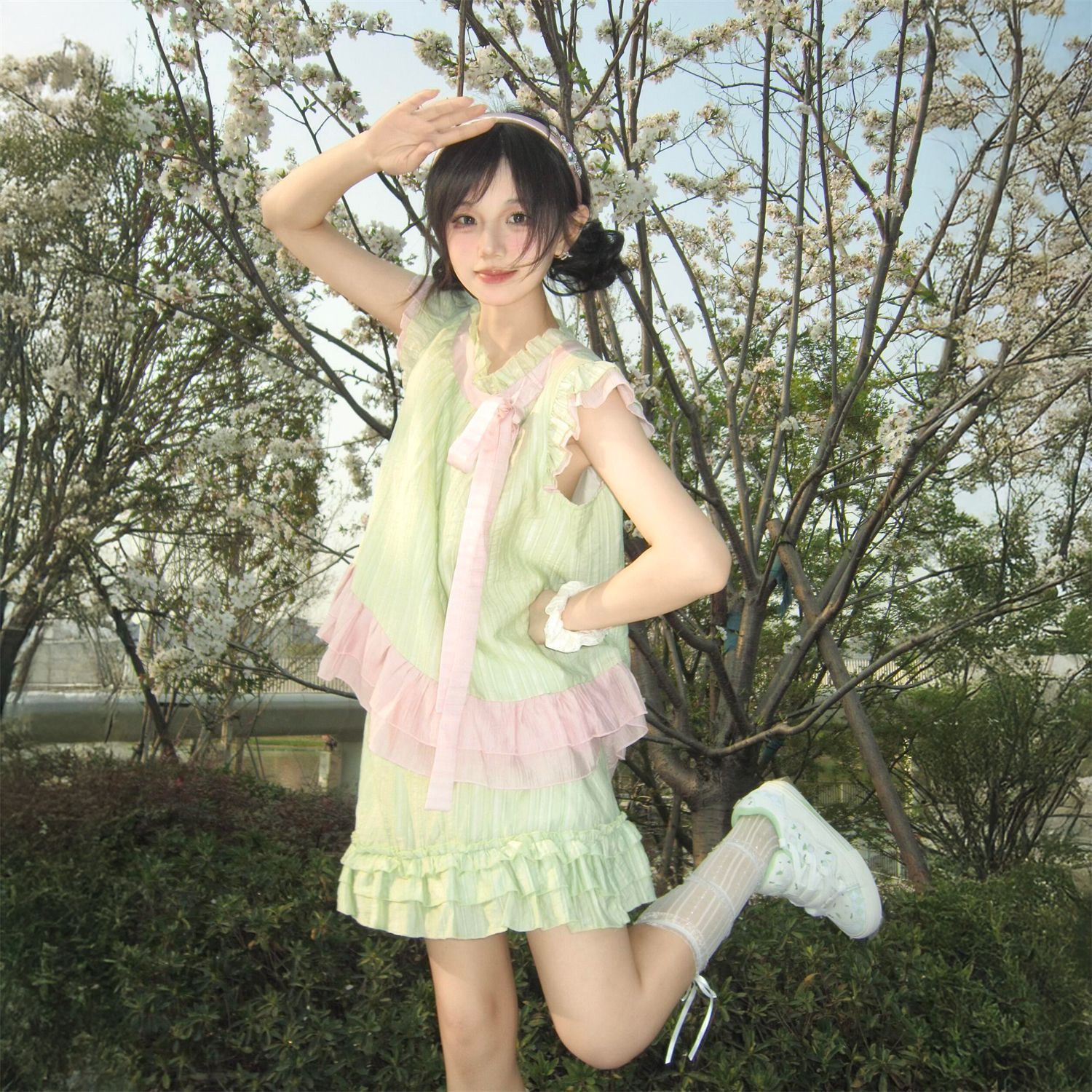 2つのセットは甘くて清純で、小柄な蝶結びのハスの葉の縁の上着の女性の緑の木の耳元の半身のスカートです。