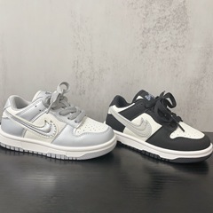 韓国版のトレンディな学生ファッション多用途クラシック黒と白のロートップ AJ スニーカー 2025 秋の男の子と女の子の靴
