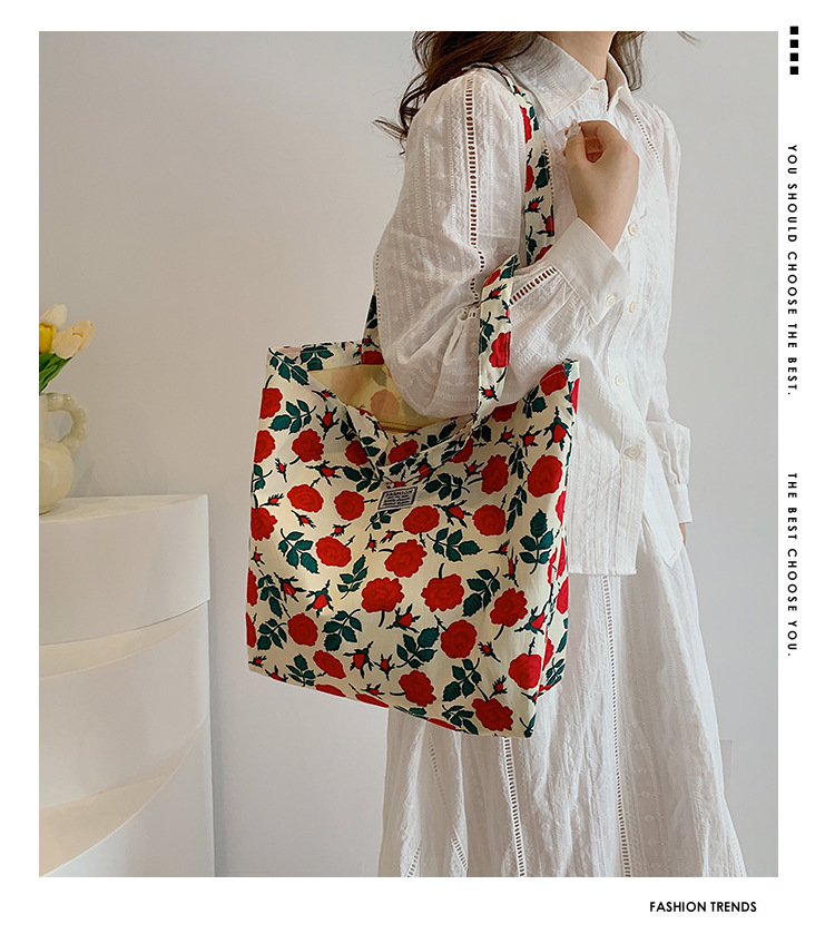 The large-capacity single-shoulder bag for student commuting is a bestseller in early spring. The Korean-style fresh and simple floral fabric bag is a versatile tote bag full figure